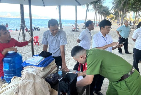 Vụ khách sạn cho thuê lại bãi biển Nha Trang: Phát hiện nhiều vi phạm - Ảnh 2. Phát hiện khách sạn 4 sao lấn chiếm bãi biển Nha Trang - Ảnh 2.