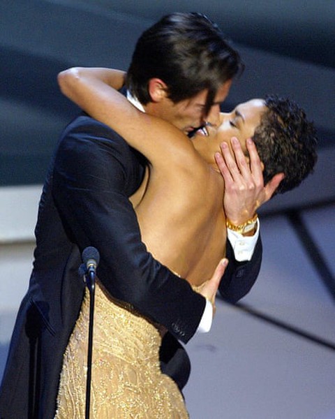 Sao nữ Halle Berry hôn trả đũa Adrien Brody sau 22 năm chờ đợi - Ảnh 3.