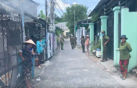 Nghi người đàn ông đã chết nên phá cửa vào trong, phát hiện nạn nhân bị đột quỵ - Ảnh 1. Nghi người đàn ông đã chết nên phá cửa vào trong, phát hiện nạn nhân còn sống - Ảnh 1.