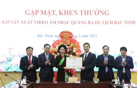 Hoà Minzy nhận bằng khen khi ra Bắc Bling, fan khen chuẩn người con ưu tú của Bắc Ninh - Ảnh 1. Hòa Minzy nhận bằng khen với MV Bắc Bling, fan khen chuẩn người con Bắc Ninh ưu tú - Ảnh 1.