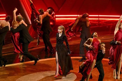 Lisa BlackPink bị chê mặc xấu, lộ rõ hát live yếu tại Oscar 2025 - Ảnh 4. Lisa BlackPink bị chê mặc xấu, hát live yếu tại lễ trao giải Oscar 2025 - Ảnh 3.