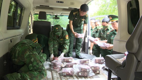 Lính biên phòng và cuộc chiến chặt vòi bạch tuộc ma túy: Hốc bí mật trên xe và những gói hàng đen - Ảnh 2.