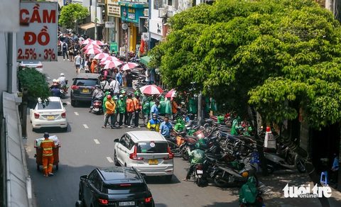 Từ câu chuyện bánh mì Huỳnh Hoa: Tiệm đông khách có quyền ‘chiếm’ vỉa hè? - Ảnh 1.