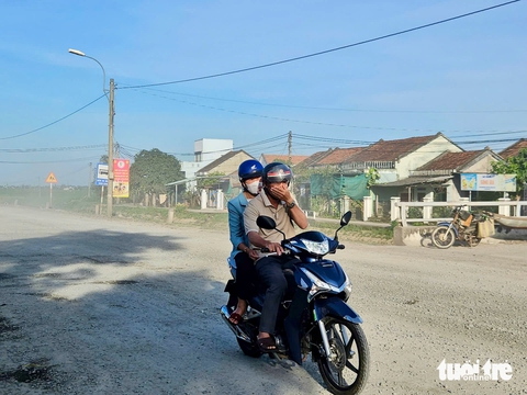 Bụi đường như sương mù, dân phải bịt khẩu trang cả ngày - Ảnh 2.