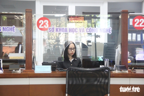 Tiếp nhận hồ sơ ngày đầu nhập sở ở Đà Nẵng: Vừa thông suốt, vừa thong dong - Ảnh 2.