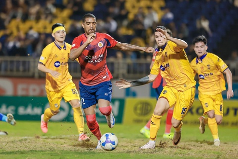 HLV Polking không thắng là do mặt sân V-League tệ? - Ảnh 2.