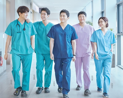 Phim y khoa: thế mạnh mới của màn ảnh Hàn Quốc - Ảnh 4. Phim y khoa: thế mạnh mới của màn ảnh Hàn Quốc - Ảnh 4.