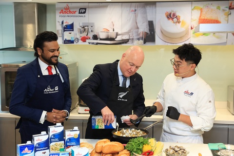 Thủ tướng New Zealand trải nghiệm ẩm thực tại văn phòng Fonterra Việt Nam - Ảnh 2.