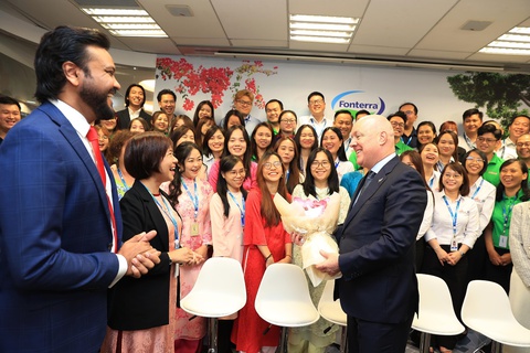 Thủ tướng New Zealand trải nghiệm ẩm thực tại văn phòng Fonterra Việt Nam - Ảnh 3.