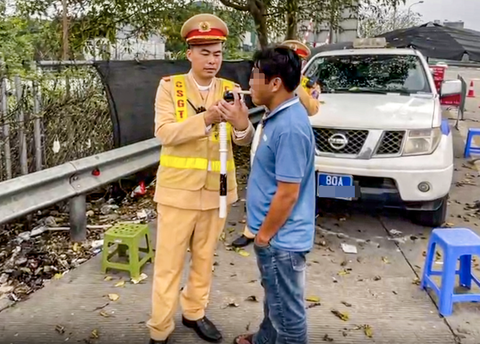 Nồng độ cồn gấp đôi mức 'kịch khung', người đàn ông vẫn lái xe container đi trên cao tốc - Ảnh 1.