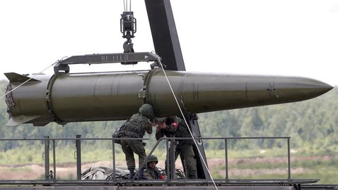 Nga giội tên lửa đạn đạo mang đạn chùm khiến hàng trăm binh sĩ Ukraine thương vong - Ảnh 1.