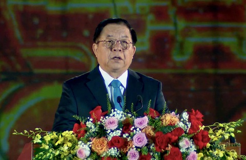 Du khách chen kín quảng trường TP Quy Nhơn xem pháo hoa, ‘voi lửa’ nhà Tây Sơn - Ảnh 2.