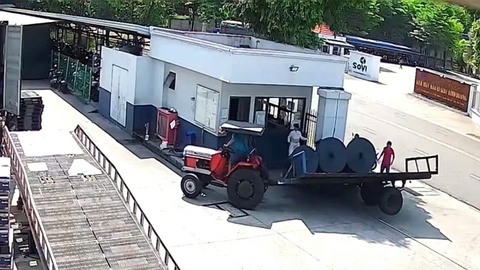 Vụ ba cuộn vải bạt bị rơi đè chết bảo vệ: tài xế bị khởi tố tội vô ý làm chết người - Ảnh 2. Vụ ba cuộn vải bạt rơi đè chết bảo vệ: Khởi tố tài xế tội vô ý làm chết người - Ảnh 2.