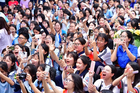 'Anh trai' Đỗ Phú Quí và Phạm Đình Thái Ngân xuất hiện, Ngày hội Tự tin vào lớp 10 thêm nóng - Ảnh 2. lớp 10 - Ảnh 2.