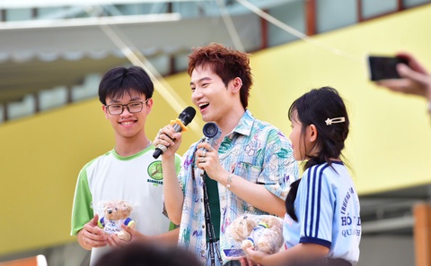 'Anh trai' Đỗ Phú Quí và Phạm Đình Thái Ngân xuất hiện, Ngày hội Tự tin vào lớp 10 thêm nóng - Ảnh 1. lớp 10 - Ảnh 1.