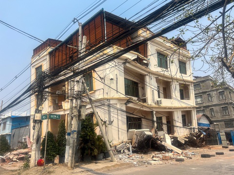 Thư từ tâm chấn động đất Myanmar: Hầu như con đường nào cũng có đám tang - Ảnh 3. Thư từ tâm chấn động đất Myanmar: Hầu như con đường nào cũng có đám tang - Ảnh 3.