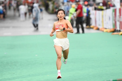 Nguyễn Thị Oanh, Đỗ Quốc Luật nối dài kỷ lục vô địch Tiền Phong marathon 2025 - Ảnh 1. Nguyễn Thị Oanh - Ảnh 1.