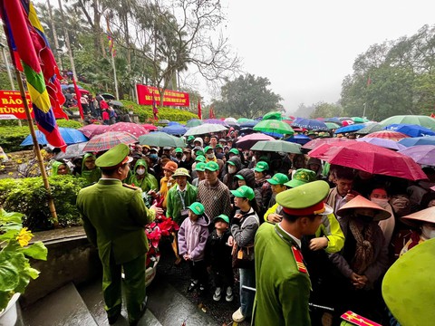 Hàng vạn người dân đội mưa, rét về Đền Hùng - Ảnh 4.
