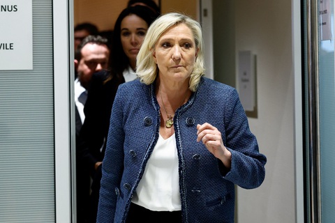 Bà đầm cực hữu Marine Le Pen bị kết tội biển thủ và cấm tranh cử tổng thống Pháp - Ảnh 1.