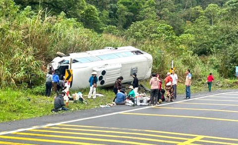 Xe khách chở 24 người đi hành hương bị lật trên đèo Khánh Lê, 6 người bị thương - Ảnh 1. Xe khách chở 24 người đi hành hương bị lật trên đèo Khánh Lê, 6 người bị thương - Ảnh 1.