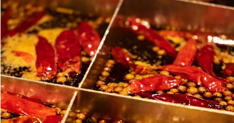 Muốn khách 'ăn là ghiền', chủ quán bỏ quả anh túc vào nồi lẩu - Ảnh 2.