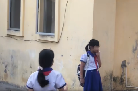 Nhóm nữ sinh tiểu học ‘phì phèo’ thuốc lá trong sân trường - Ảnh 1.