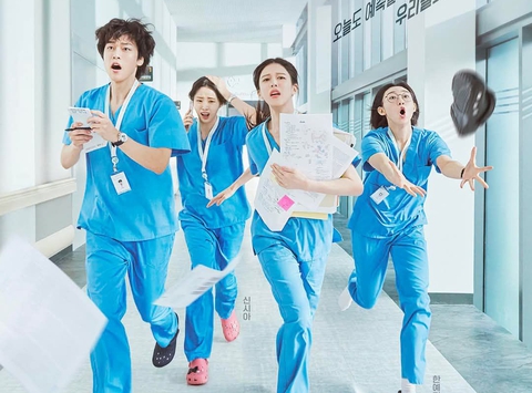 Hospital playlist trở lại, Son Seok Gu chữa lành ở thiên đường - Ảnh 6. Phim Hàn tháng 4 - Ảnh 1.