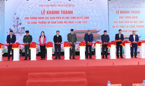 Khánh thành khu tưởng niệm giáo viên, học sinh hy sinh tại công trường đê nam sông Mã - Ảnh 1.