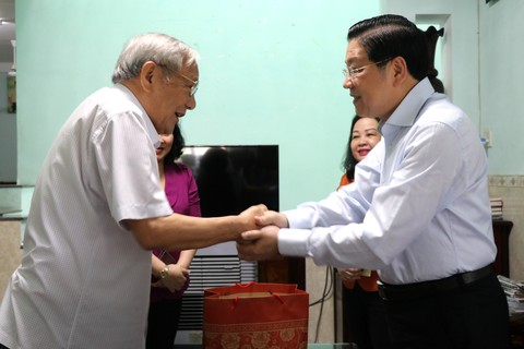 Lãnh đạo Đảng thăm, tặng quà nhân chứng lịch sử, gia đình chính sách - Ảnh 1. 50 năm Ngày Giải phóng miền Nam, thống nhất đất nước: Thăm, tặng quà nhân chứng lịch sử - Ảnh 1.