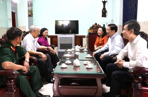 Lãnh đạo Đảng thăm, tặng quà nhân chứng lịch sử, gia đình chính sách - Ảnh 3. 50 năm Ngày Giải phóng miền Nam, thống nhất đất nước: Thăm, tặng quà nhân chứng lịch sử - Ảnh 3.