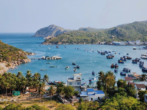 Đi phượt 1.000km để kỷ niệm ngày cưới, đẹp mê phong cảnh dải biển miền Trung - Ảnh 2.