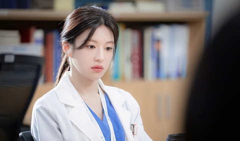 Hospital playlist trở lại, Son Seok Gu chữa lành ở thiên đường - Ảnh 5. Phim Hàn tháng 4 - Ảnh 3.