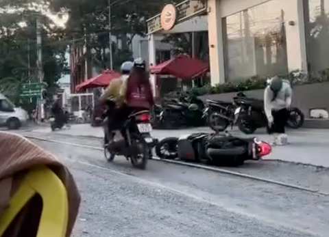 Xe máy liên tiếp té ngã trên đường ray: cắm cảnh báo, chờ nâng cấp đường - Ảnh 1. Xe máy liên tiếp té ngã trên đường ray: Cắm cảnh báo, chờ nâng cấp đường - Ảnh 1.