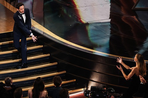 Adrien Brody ném kẹo cao su vào bạn gái và bài phát biểu tệ nhất lịch sử Oscar - Ảnh 1. Adrien Brody ném kẹo cao su vào bạn gái và bài phát biểu tệ nhất lịch sử Oscar - Ảnh 1.
