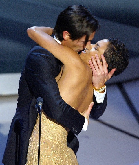 Adrien Brody ném kẹo cao su vào bạn gái và bài phát biểu tệ nhất lịch sử Oscar - Ảnh 3. Adrien Brody ném kẹo cao su vào bạn gái và bài phát biểu tệ nhất lịch sử Oscar - Ảnh 3.