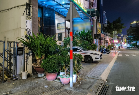 Chậu cây, hàng rào chặn lối đi, choán hết vỉa hè - Ảnh 3.