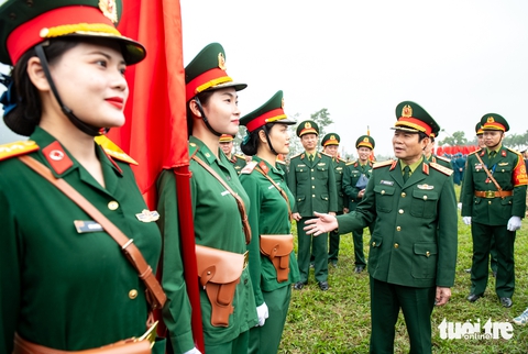 Diễu binh, diễu hành thể hiện sức mạnh của quân đội sau 50 thống nhất đất nước - Ảnh 14.