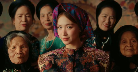Rần rần những màn 'biến hình' thành liền chị như Hòa Minzy - Ảnh 1.