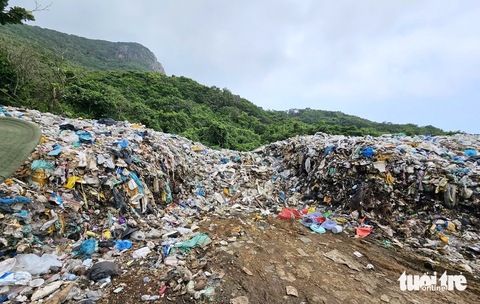 Rác Côn Đảo ngày càng chất cao, đề nghị chấm dứt nhà thầu vi phạm. - Ảnh 4.