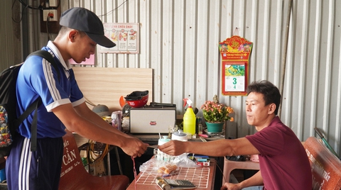 Xúc động hình ảnh cậu học trò Đất Mũi xách cặn, lượm ve chai trên đường đến trường - Ảnh 7.