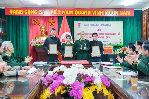 Trao 21 bộ hồ sơ mộ liệt sĩ tập thể do cựu chiến binh Mỹ cung cấp - Ảnh 3. Trao 21 bộ hồ sơ mộ liệt sĩ tập thể do cựu chiến binh Mỹ cung cấp - Ảnh 3.