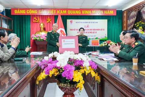 Trao 21 bộ hồ sơ mộ liệt sĩ tập thể do cựu chiến binh Mỹ cung cấp - Ảnh 1. Trao 21 bộ hồ sơ mộ liệt sĩ tập thể do cựu chiến binh Mỹ cung cấp - Ảnh 1.