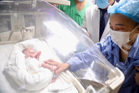 Xúc động hình ảnh người mẹ mắc ung thư lần đầu tiên được gặp con sau ca mổ '2 trong 1' - Ảnh 1. Bác sĩ hai bệnh viện phối hợp cứu mẹ ung thư, con 27 tuần trong ca mổ ‘2 trong 1’ - Ảnh 1.
