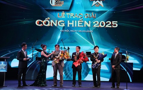 Giải Cống hiến 2025: Tùng Dương vững ngôi vương, Soobin lập 'hat-trick' - Ảnh 14. Giải Cống hiến 2025: Tùng Dương vững ngôi vương, Soobin lập 'hat-trick' - Ảnh 14.