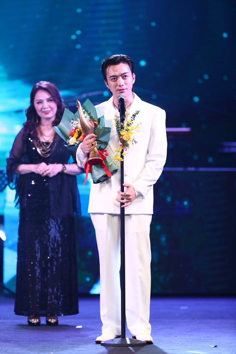 Giải Cống hiến 2025: Tùng Dương vững ngôi vương, Soobin lập 'hat-trick' - Ảnh 2.