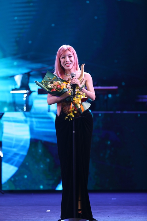 Giải Cống hiến 2025: Tùng Dương vững ngôi vương, Soobin lập 'hat-trick' - Ảnh 7. Giải Cống hiến 2025: Tùng Dương vững ngôi vương, Soobin lập 'hat-trick' - Ảnh 7.