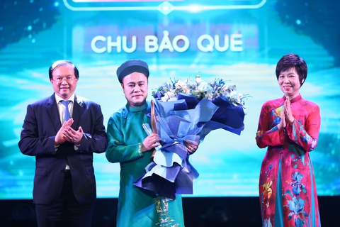 Giải Cống hiến 2025: Tùng Dương vững ngôi vương, Soobin lập 'hat-trick' - Ảnh 11. Giải Cống hiến 2025: Tùng Dương vững ngôi vương, Soobin lập 'hat-trick' - Ảnh 11.