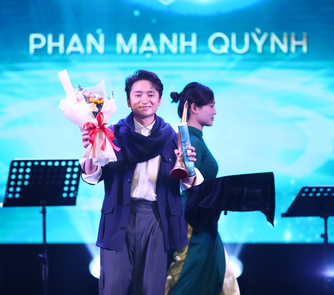 Giải Cống hiến 2025: Tùng Dương vững ngôi vương, Soobin lập 'hat-trick' - Ảnh 6. Giải Cống hiến 2025: Tùng Dương vững ngôi vương, Soobin lập 'hat-trick' - Ảnh 6.