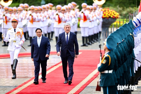 Thủ tướng Phạm Minh Chính đón và hội đàm với Thủ tướng Kyrgyzstan - Ảnh 1.