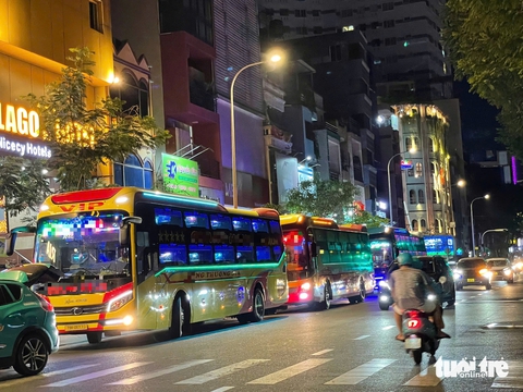 'Xe dù' hoạt động tấp nập, đón khách giữa đường ở TP.HCM - Ảnh 2.